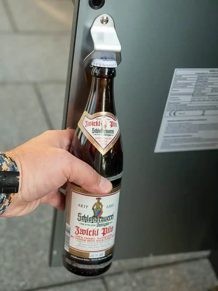 Eingebauter Flaschenöffner - unentbehrlich grillfuerst p530 smart grill test 25