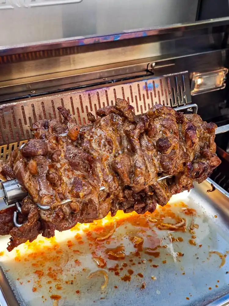 Gyros am Drehspieß mit dem Heckbrenner grillfuerst p530 smart grill test 41